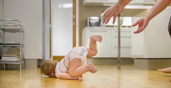Ibu memeluk anak kecil dengan penuh kasih sayang