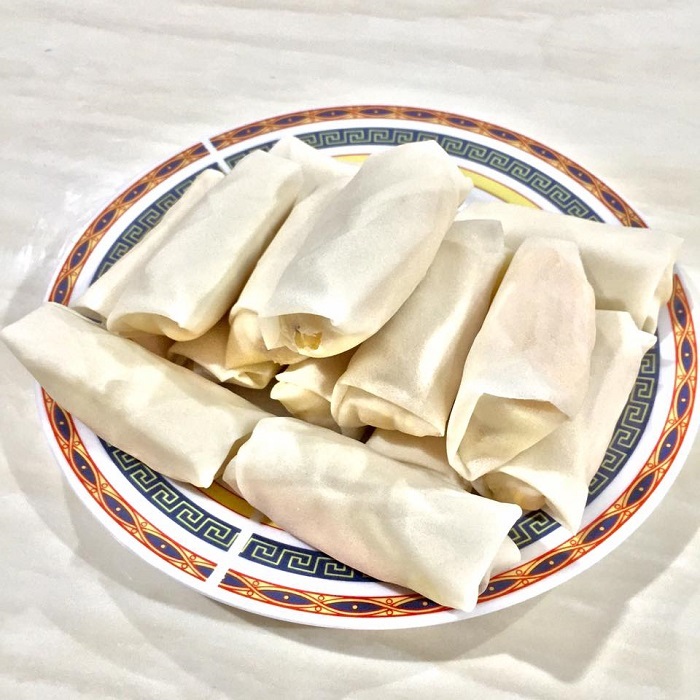 Banana lumpia digoreng dalam minyak panas