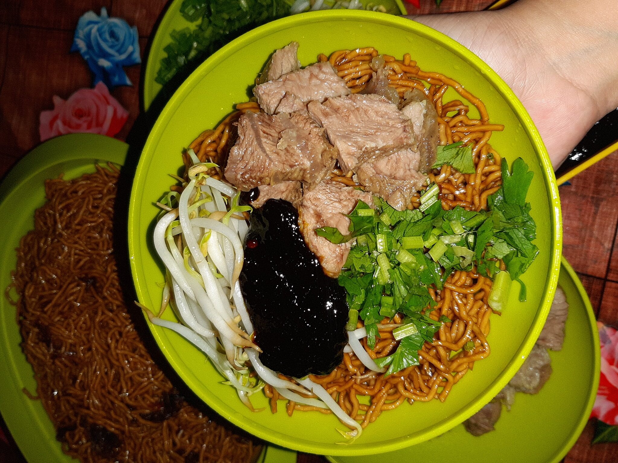 Mee kolok dengan sos dan hirisan ayam