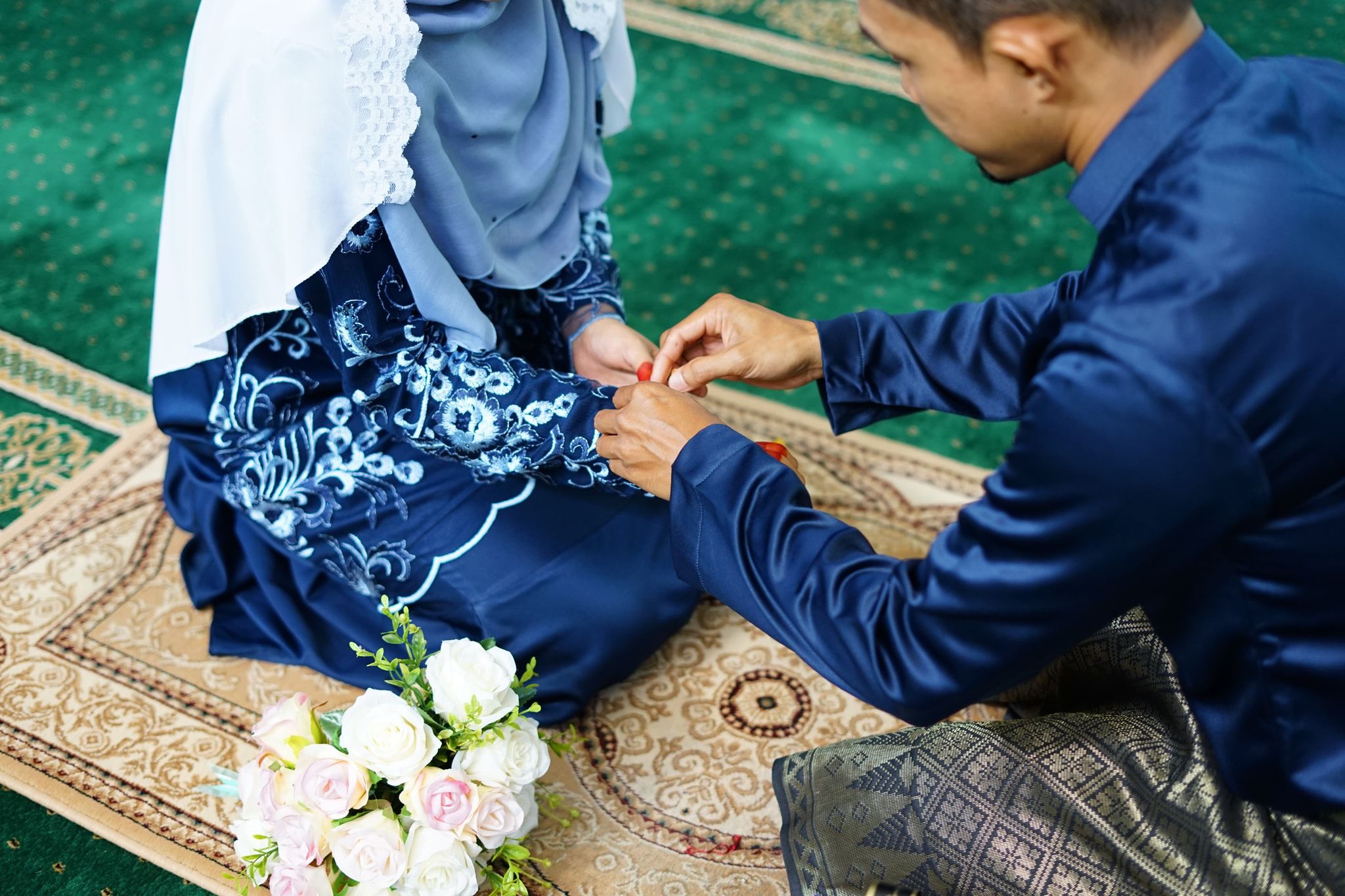 Ilustrasi pasangan suami isteri muslim berbincang mengenai tanggungjawab nafkah keluarga