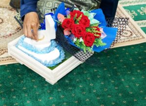 Suami memberi nafkah kepada isteri dalam bentuk wang dan keperluan