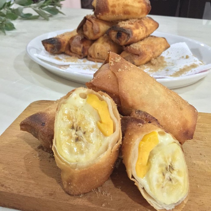 Banana lumpia atau Turan yang telah digoreng dan dipotong, kepingan pisang dan nangka kelihatan di dalam.