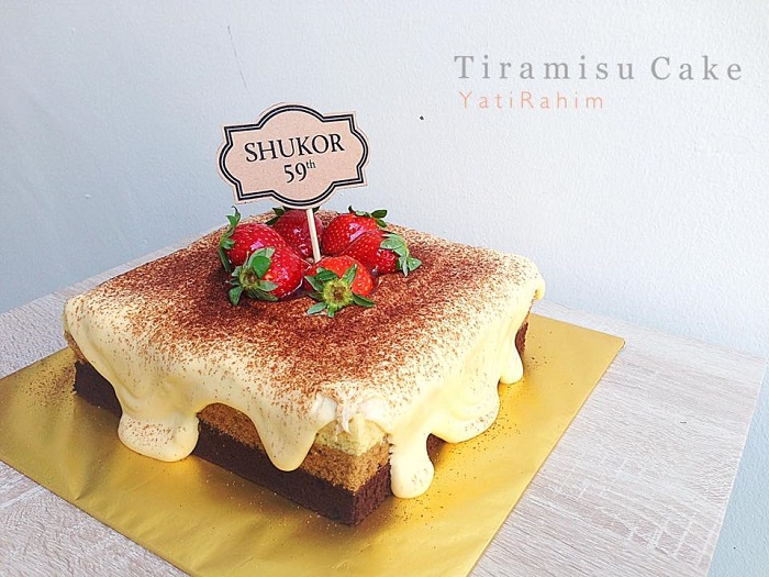 Gambar kek tiramisu 3 lapisan berhias taburan serbuk koko dan nescafe