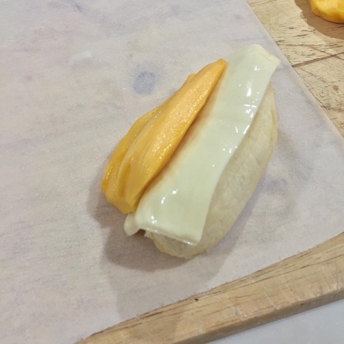 Kepingan pisang dibalut dengan kulit lumpia