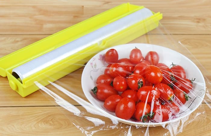 Plastik cling wrap dililit di sekeliling perut
