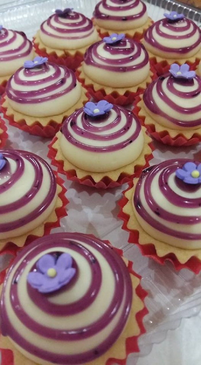 Blueberry cheese tart comel dengan filling krim cheese dan jem blueberry di atas shell tart yang rangup
