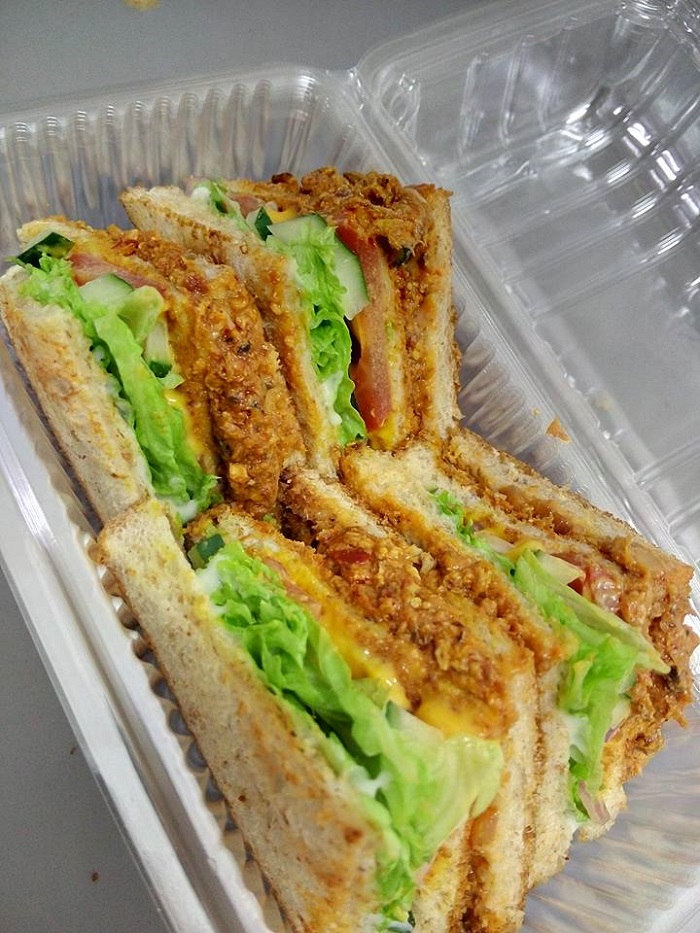 Gambar hidangan sandwich sardin yang telah siap dimasak dan disusun atas pinggan.