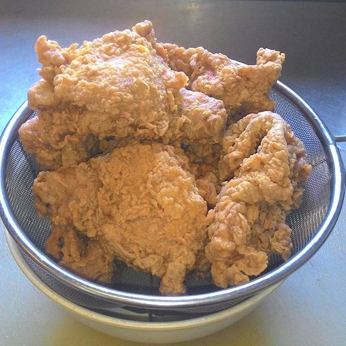 Pinggan berisi ayam goreng bersalut tepung yang rangup ala KFC