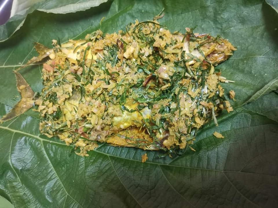 Pindang ikan dengan daun senia