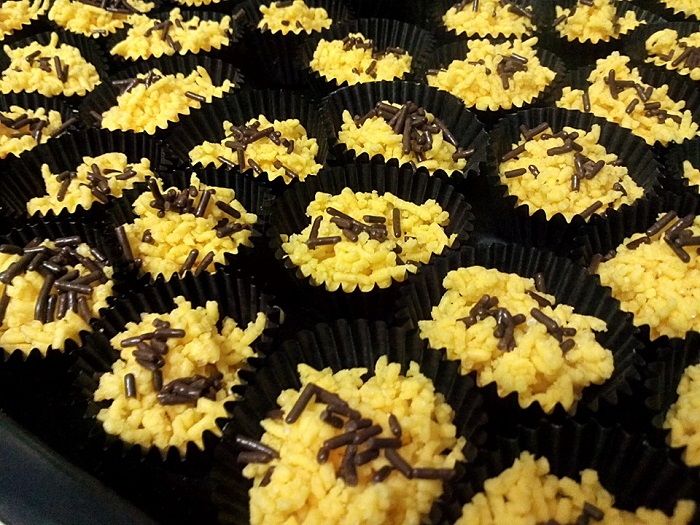 Biskut Sarang Semut keemasan dalam papercup, dihiasi dengan cokkat rice.
