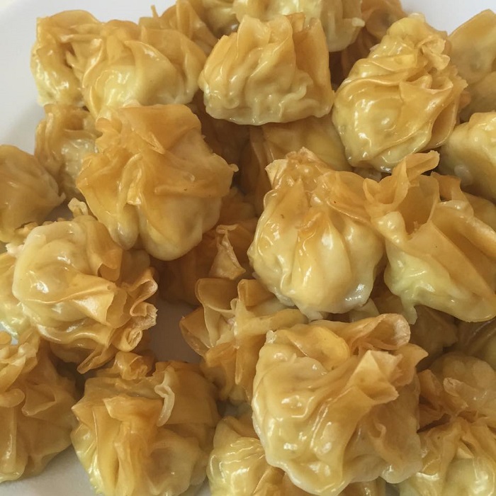 Seizing dim sum yang telah siap dikukus dalam bakul pengukus kecil.
