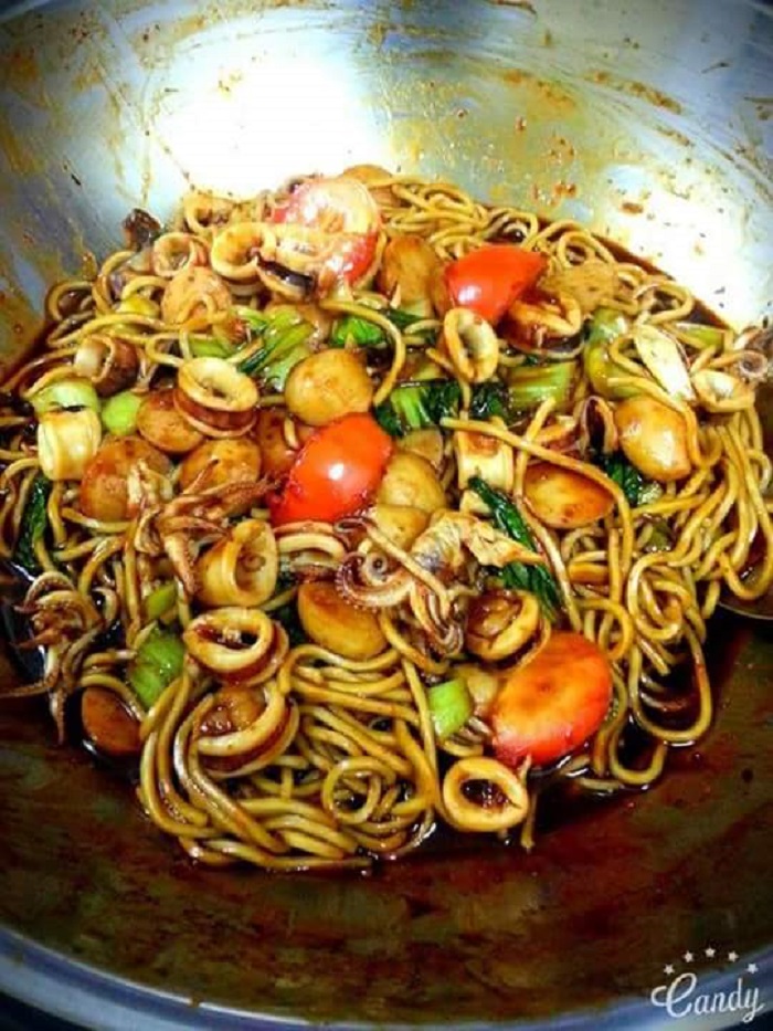 Gambar mee goreng basah dengan sotong, fish ball dan sayur sawi dalam pinggan