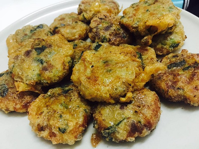 Begedil daging berbentuk bulat leper yang telah digoreng