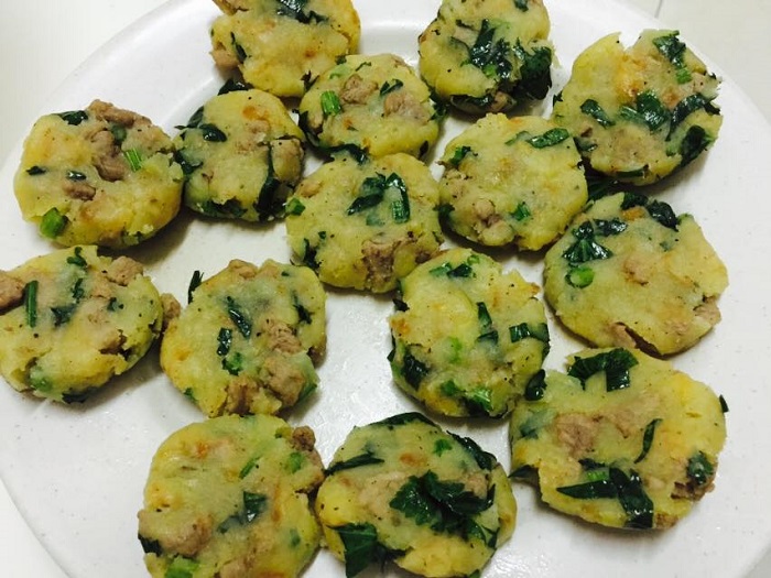 Adunan begedil daging dibentuk bulat sebelum digoreng