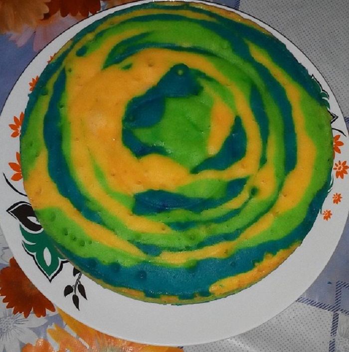Kek pelangi kukus berlapis warna-warni yang gebu dan moist