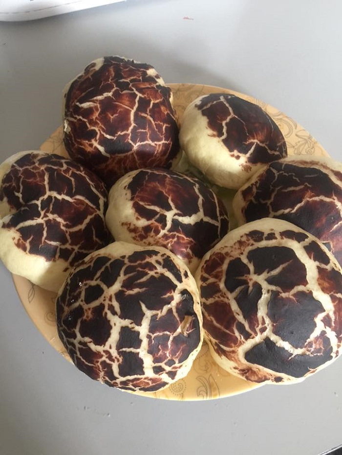 Pau berbentuk cendawan yang gebu dan sedap dengan corak coklat dari serbuk koko.