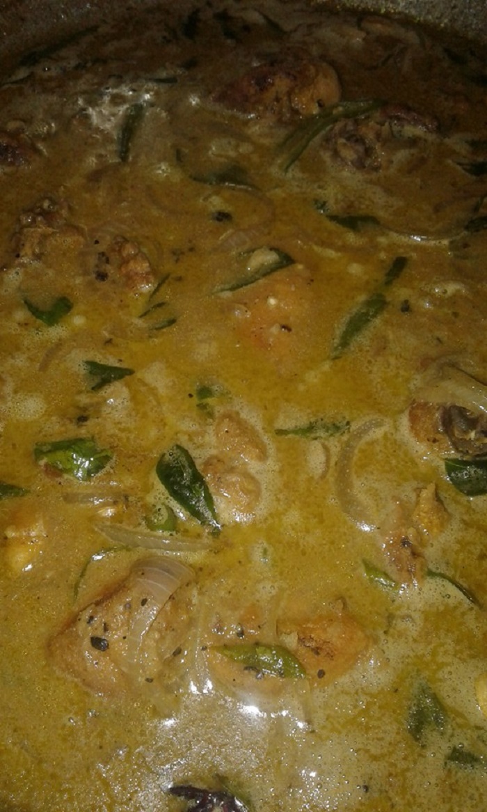 Ayam masak kurma bersantan dengan rempah dan hirisan cili merah dalam kuali