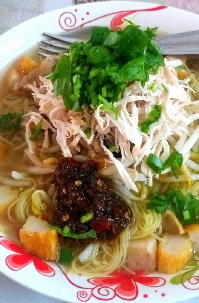 Se mangkuk bihun sup ayam melekit dengan kuah panas dan hiasan daun sup.