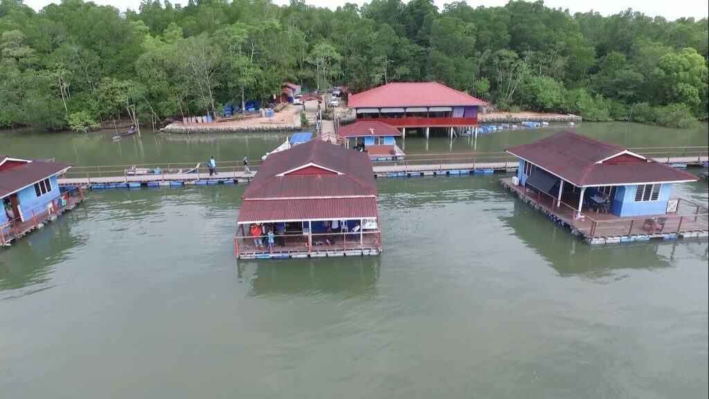 Chalet terapung di Sungai Merbok