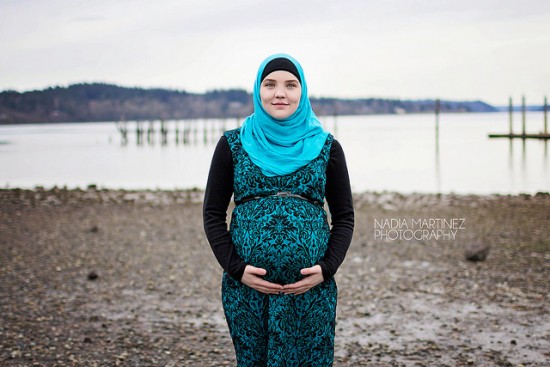 Wanita hamil sedang memakan sayuran dan buah-buahan segar untuk nutrisi kehamilan
