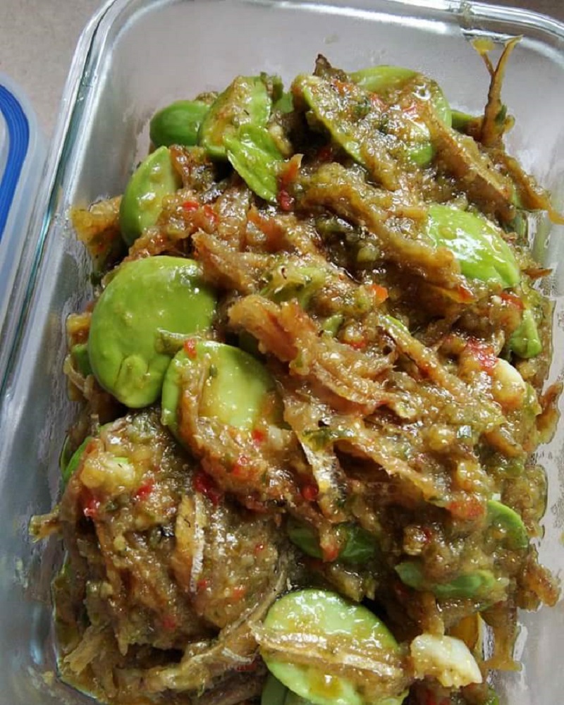 Sambal tempoyak goreng petai bersama ikan bilis di atas pinggan