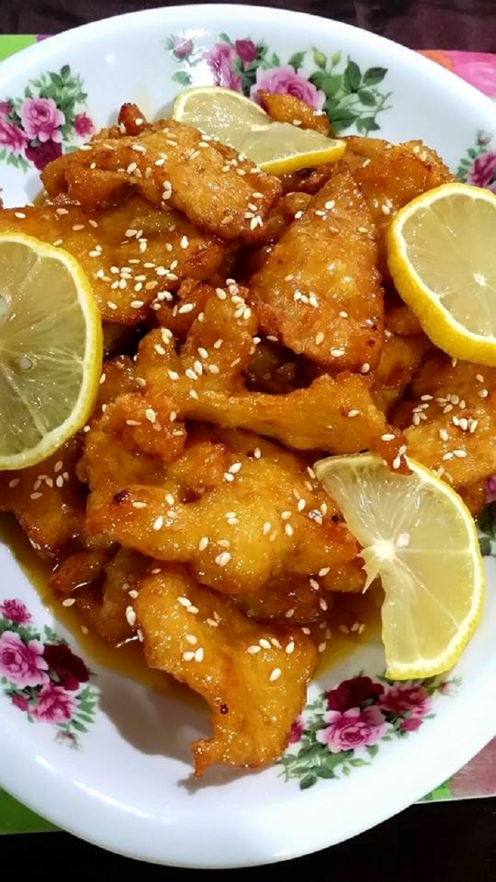 Hidangan ayam masak lemon yang digoreng garing dan disalut jus lemon yang berkilat
