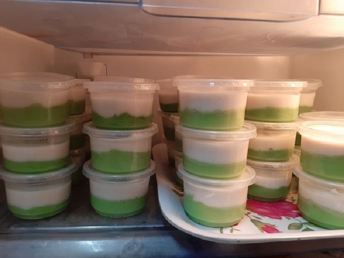 Kuih tepung pelita dalam bekas kecil