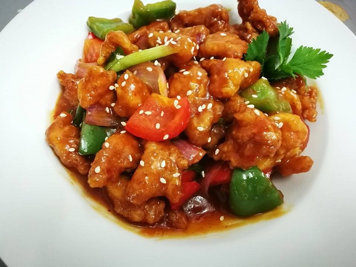 Sepinggan hidangan sweet sour chicken dengan ayam goreng tepung dan kuah merah yang menyelerakan.
