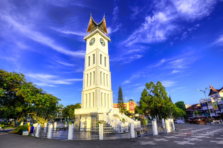 Gambar pelbagai tempat menarik di Padang Indonesia termasuk Jam Gadang dan pemandangan tasik.