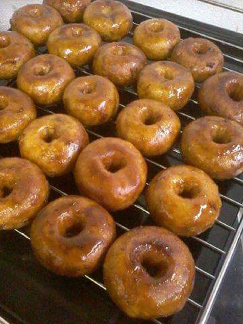 Gambar kuih keria sira gula melaka yang telah siap dimasak dan berkilat.