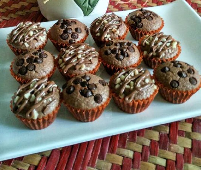 Keputusan brownies Nutella yang dibakar dalam cup kecil dengan topping coklat.