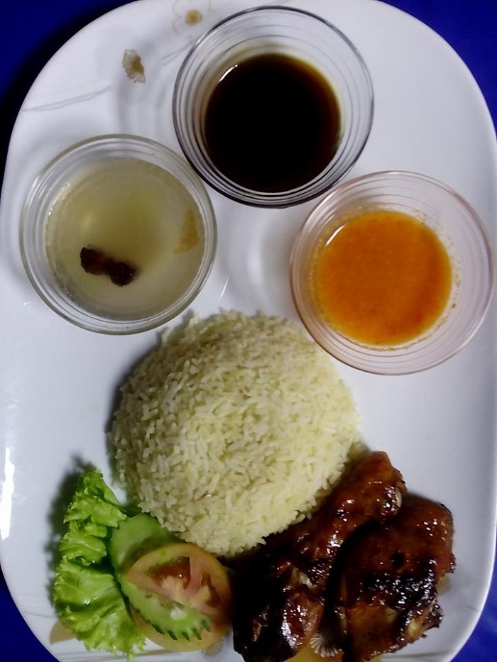 Hidangan nasi ayam madu kampung dengan nasi berempah, ayam goreng madu dan sup ayam.