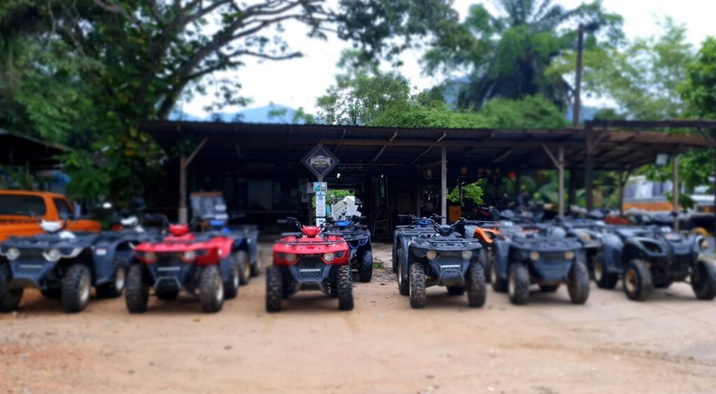 Pengunjung menaiki kenderaan ATV di ATV Adventure Park Larut