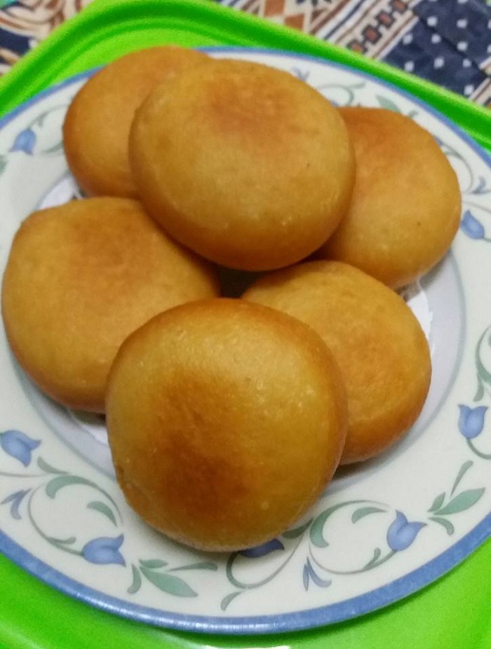 Pau goreng berintikan kacang merah yang digoreng sehingga warna kekuningan dan rangup.
