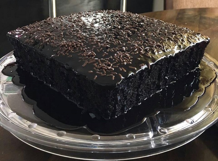 Kek coklat moist bakar yang lembut dengan topping coklat licin dan hiasan menarik.