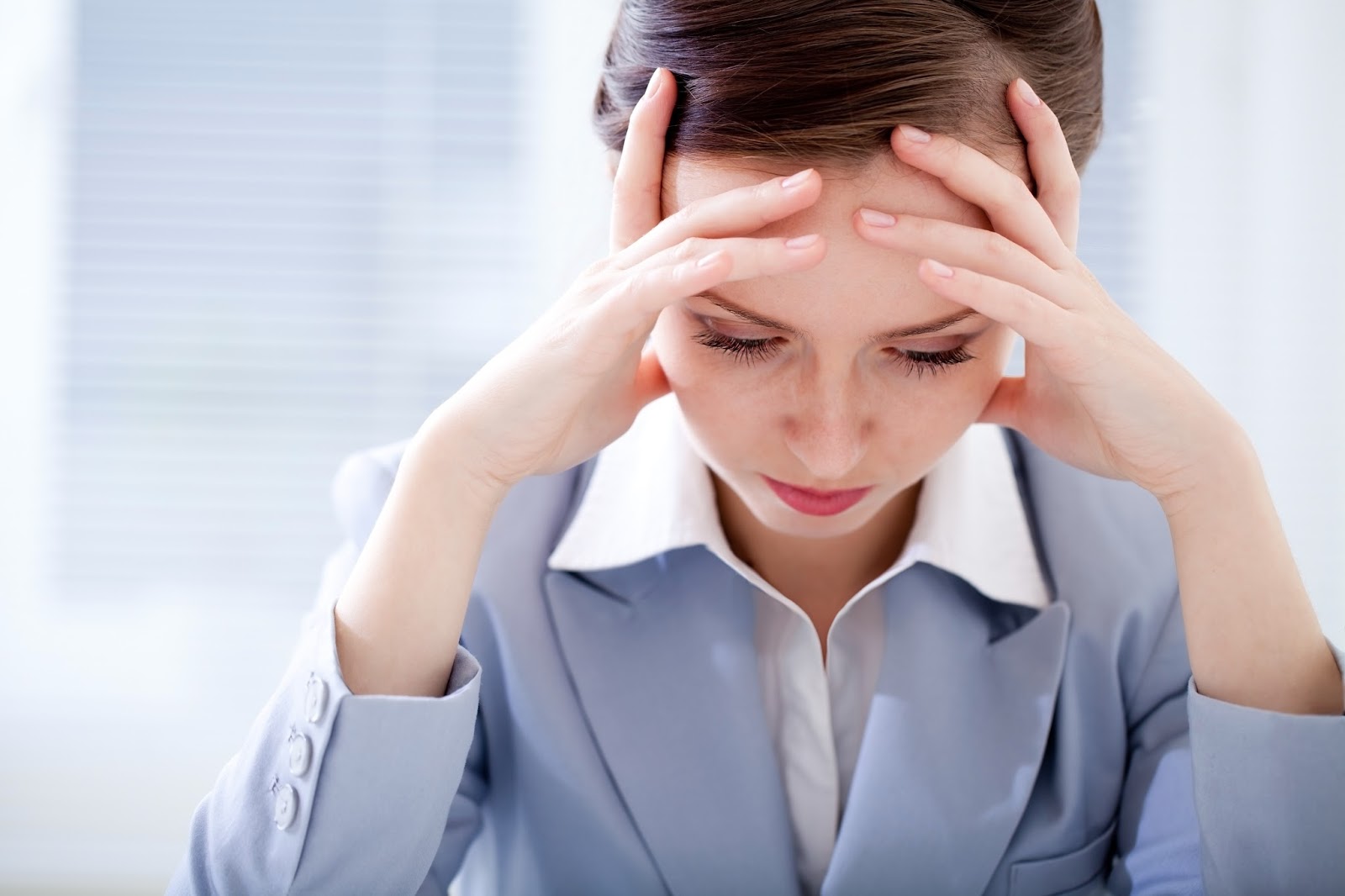 Wanita kelihatan tertekan dan berfikir menunjukkan tanda-tanda stress.