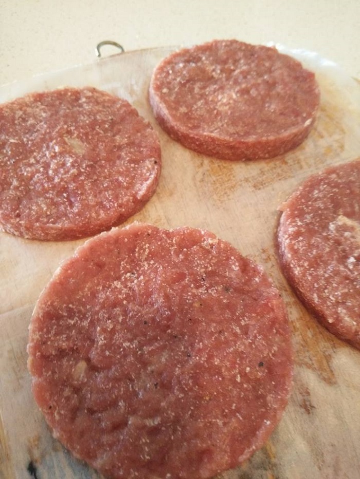 Gambar daging burger homemade yang telah siap dibentuk bulat keperang-perangan