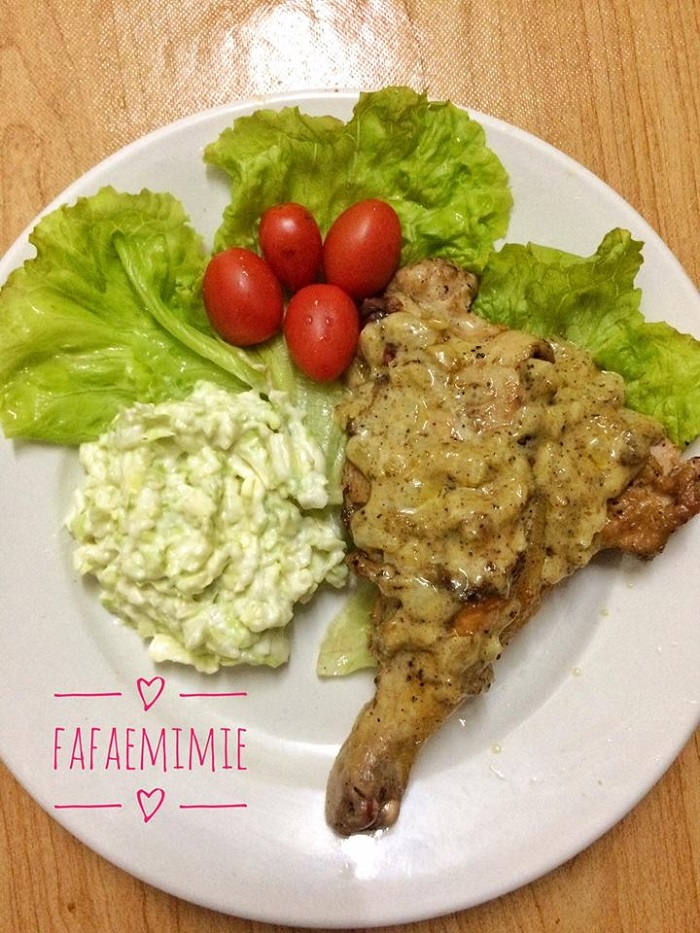 Gambar hidangan chicken chop rendah karbohidrat untuk diet atkins fasa 1 dengan sos cream cheese.