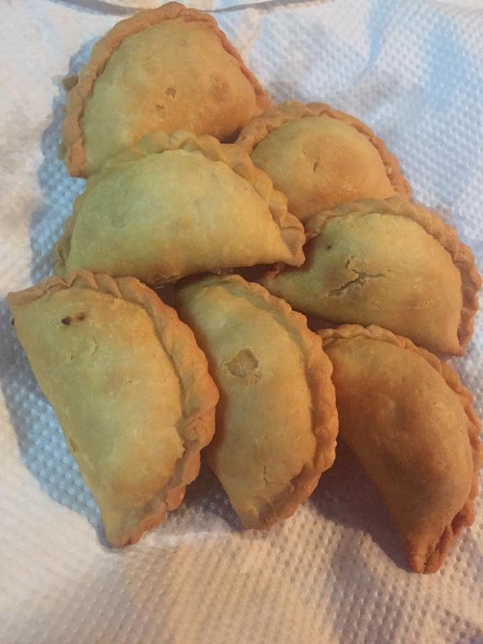 Karipap kentang yang digoreng dengan kulit rangup dan gebu