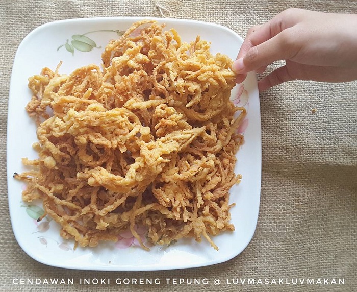Cendawan inoki goreng bersalut tepung garing kekuningan dalam pinggan