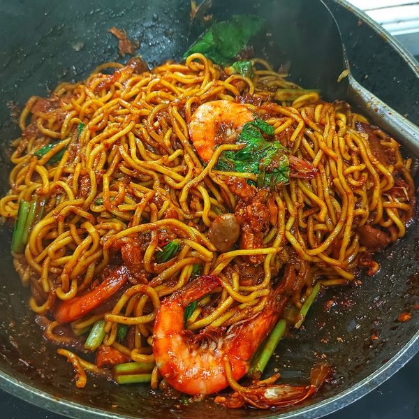 Mee goreng basah dengan sayur dan taugeh