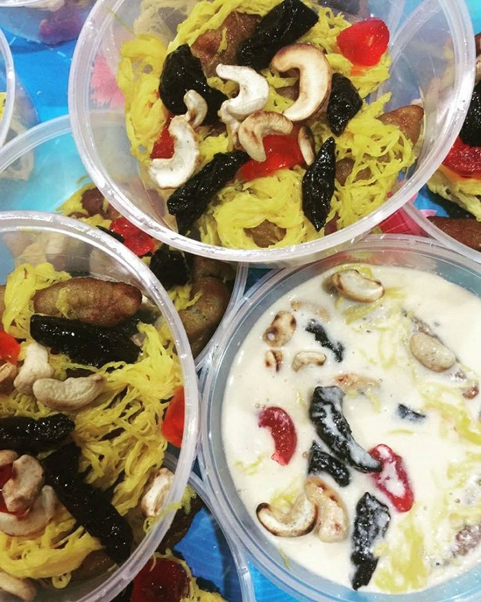 Puding raja dihidangkan dengan pisang goreng, jala emas, buah prune, ceri dan gajus bersama sos susu.