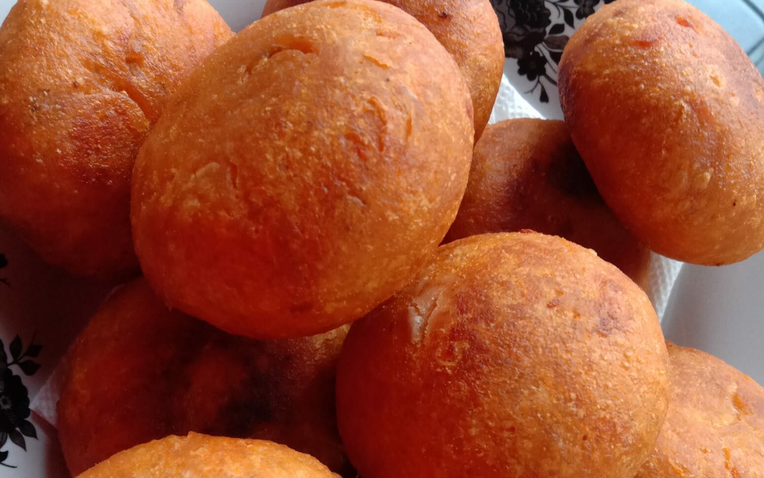 Cucur badak dengan inti kelapa pedas
