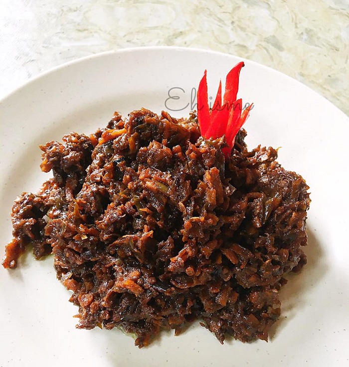 Sambal Hitam Pahang yang berwarna gelap dihidangkan dalam pinggan.
