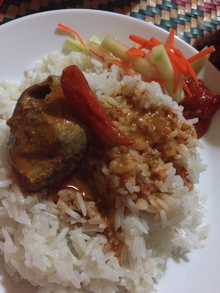 Sepinggan nasi dagang Terengganu dengan kuah gulai ikan tongkol dan acar timun.