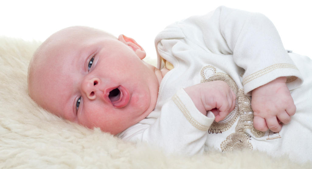 Bayi sedang tidur dengan kesukaran bernafas disebabkan batuk berpanjangan.