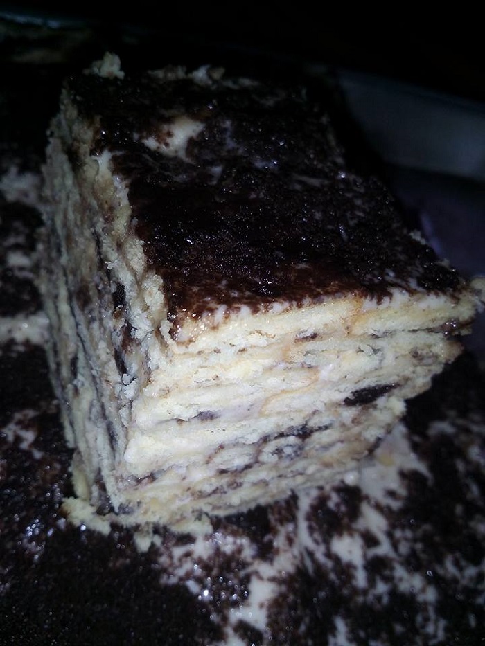 Cheesekut Oreo berlapis dengan biskut crackers dan serbuk Oreo di dalam loyang.