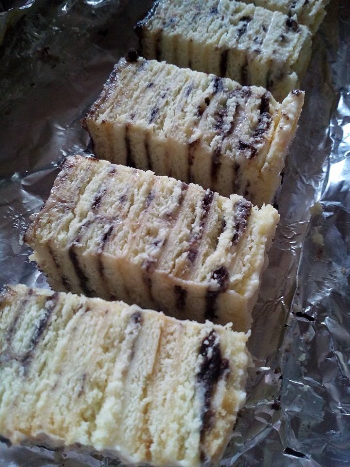 Adunan biskut Oreo ditumbuk halus dalam bekas plastik