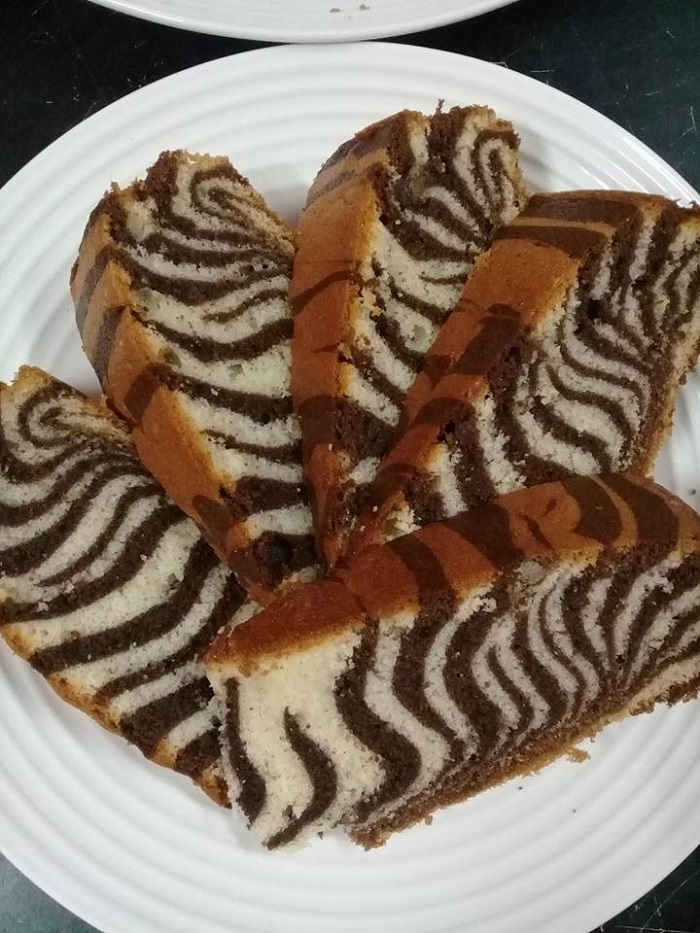 Kek marble yang telah siap dibakar dengan corak belang menyerupai zebra.