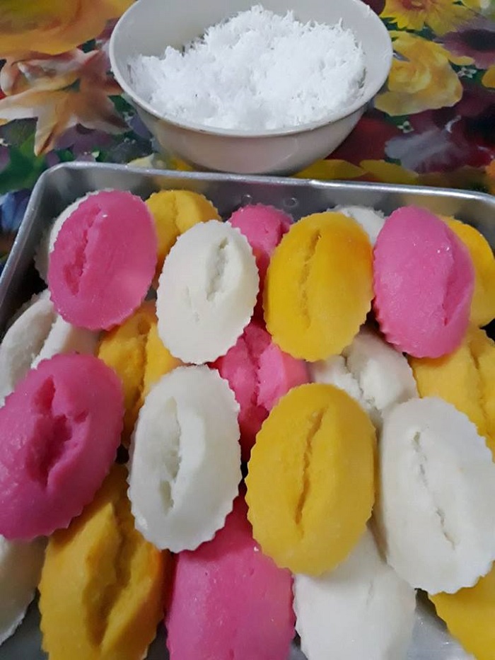 Apam nasi gebu yang masak berwarna putih dan merah jambu di dalam acuan kecil.